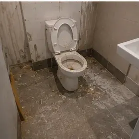 Sanitaires remis à neuf avant nettoyage
